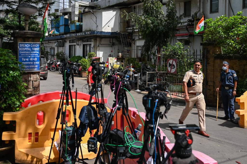 Mediacamera's zijn te zien buiten het Breach Candy Hospital, waar Rakesh Jhunjhunwala op 14 augustus 2022 werd opgenomen in Mumbai. 