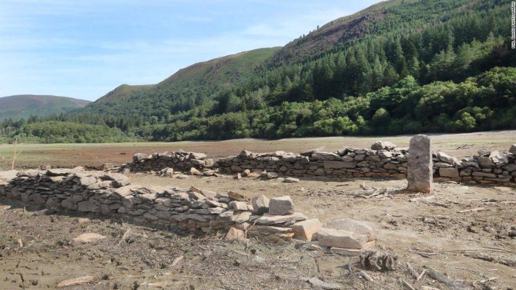 Droogte onthult een Welsh dorp ondergedompeld in een 19e-eeuws stuwmeer