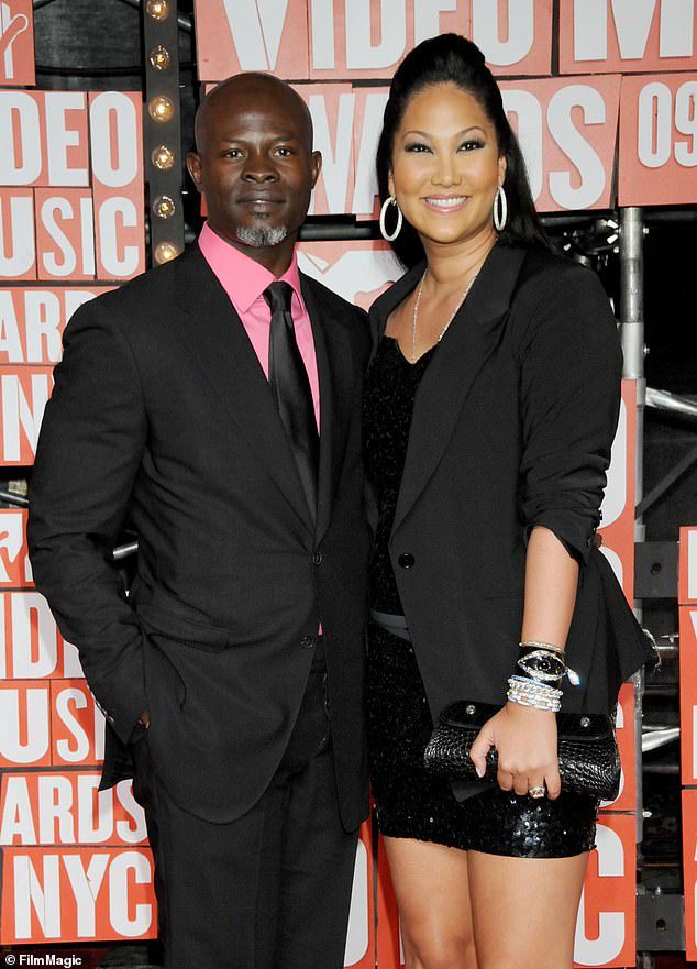Ex-echtgenoot: Simmons begon te daten met Hollywood-acteur Djimon Hounsou - beter bekend als Amistad en worstelaar - in 2006 en ze trouwden in 2008. In mei 2009 verwelkomden ze de zoon van Kenzo Lee Hounsou.  Ze gingen in 2012 uit elkaar;  Hij zei dat ze nooit getrouwd waren omdat ze nog steeds getrouwd was met Russell.  gezien in 2009