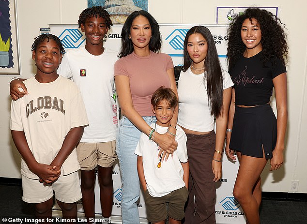 Familieportret: Kimora Lee Simmons en haar familie organiseren donderdag een cadeau voor terug naar school met Boys & Girls Clubs of America, Family Dollar en Crayola
