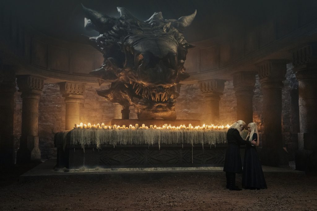 Koning Viserys (Paddy Considine) en zijn dochter prinses Rhaenyra Targaryen spraken voor een drakenschedel nadat hij het zijn erfgenaam had genoemd. 
