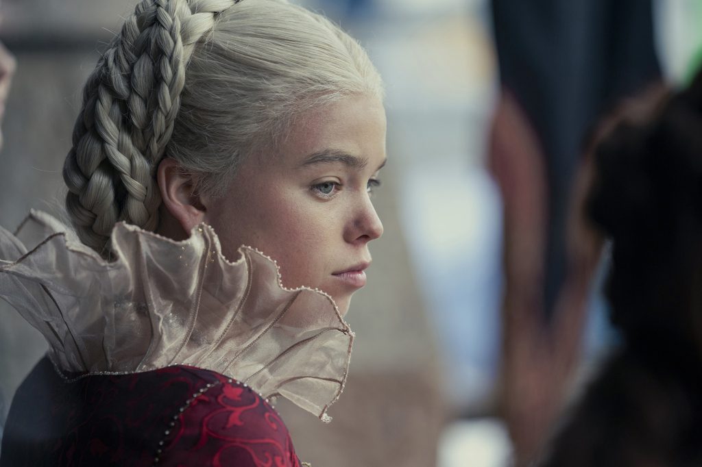 Millie Alcock in een zijaanzicht in een gegolfde kraag als prinses Rhinera Targaryen "Drakenhuis."