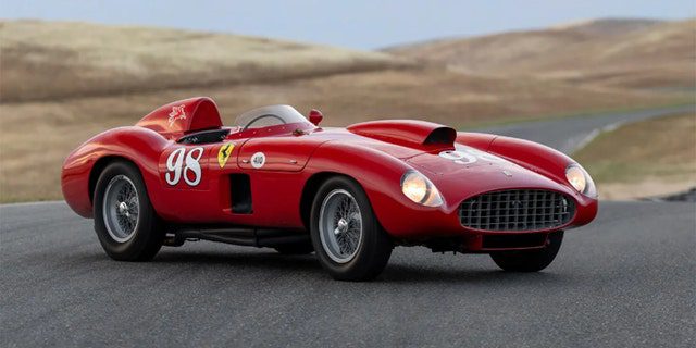 Een Ferrari 410 Sport Spyder uit 1955 werd verkocht voor $ 2.25.000.