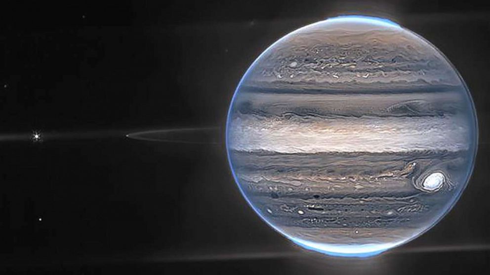 Afbeelding: Nieuwe webafbeeldingen van Jupiter benadrukken de kenmerken van de planeet, waaronder de turbulente Grote Rode Vlek.  Hier is hij in de ruimte gefotografeerd in verbeterde kleuren, in een samengesteld beeld dat door NASA is vrijgegeven.