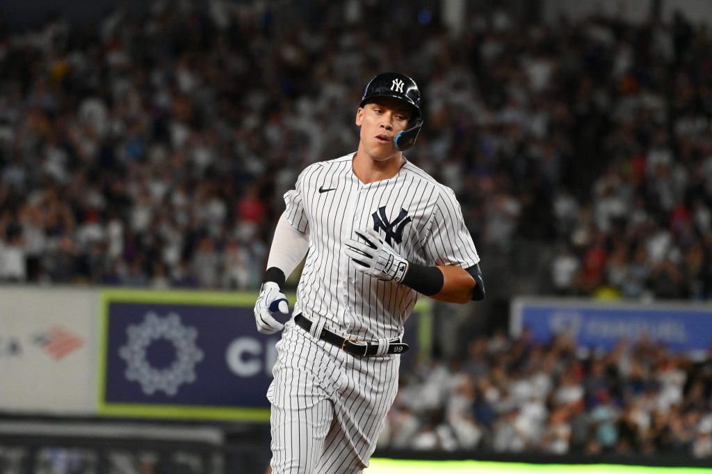 Yankees-speler Aaron Judge (99) verdraait de regels na het nemen van een thuisschot tijdens de vierde inning van een wedstrijd tegen de Mets op dinsdag 23 augustus 2022 in het Yankee Stadium.