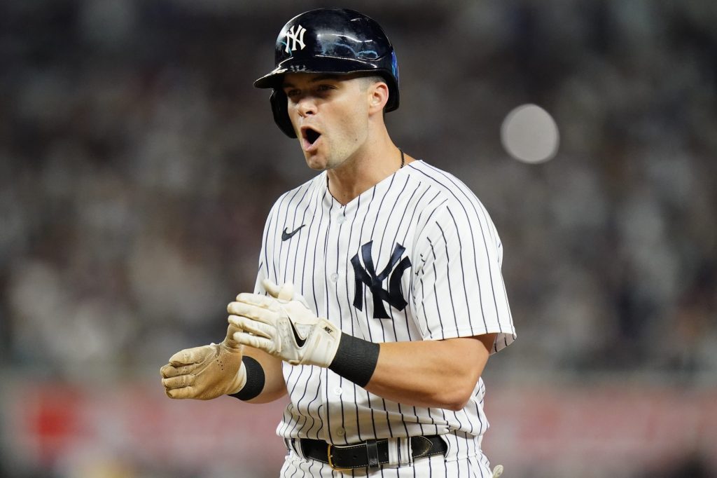 Andrew Benintende van de Yankees reageert na het opnemen van een RBI single tijdens de zevende inning van een wedstrijd tegen de Mets op dinsdag 23 augustus 2022.