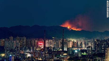 Bosbranden breken uit terwijl de Chinese stad Chongqing te maken heeft met een meedogenloze recordhittegolf