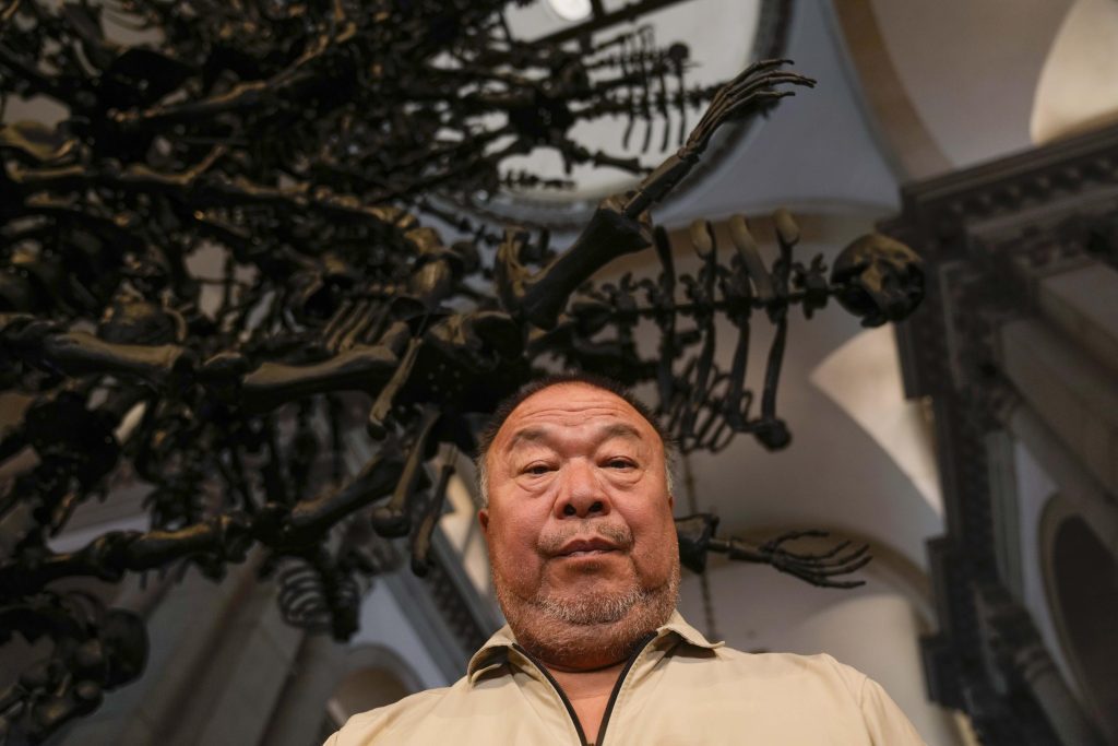 Actrice Ai Weiwei waarschuwt voor arrogantie in 'lastige' tijden