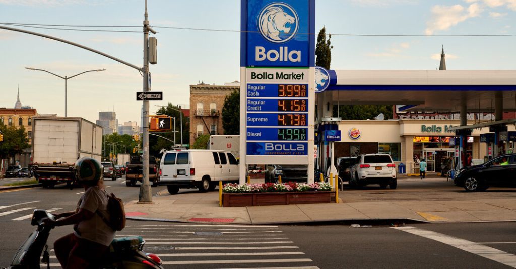 Amerikaanse gasprijzen dalen onder $ 4 per gallon, zegt AAA
