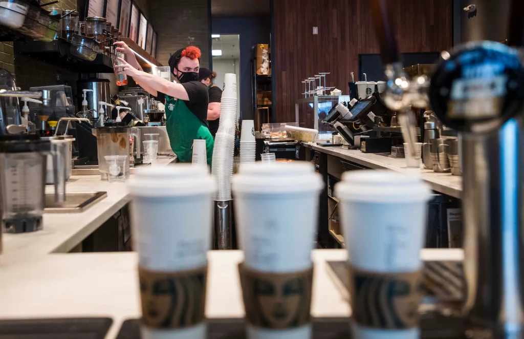 Arbeidsraad zegt dat Starbucks onwettig loonsverhogingen inhield van vakbondsmedewerkers