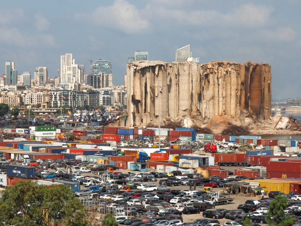 De ineenstorting van een nieuwe silo in de haven van Beiroet herhaalt de schok veroorzaakt door de explosie |  Nieuws