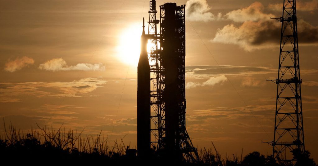 Kijk hoe NASA's Artemis Moon Rocket opstijgt naar het lanceerplatform