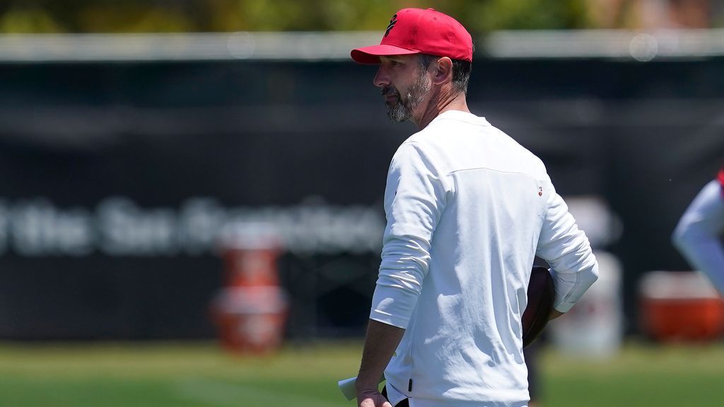 Kyle Shanahan uit San Francisco trekt 49ers op stevigheid nadat spelers tijdens de training stoten hebben uitgedeeld