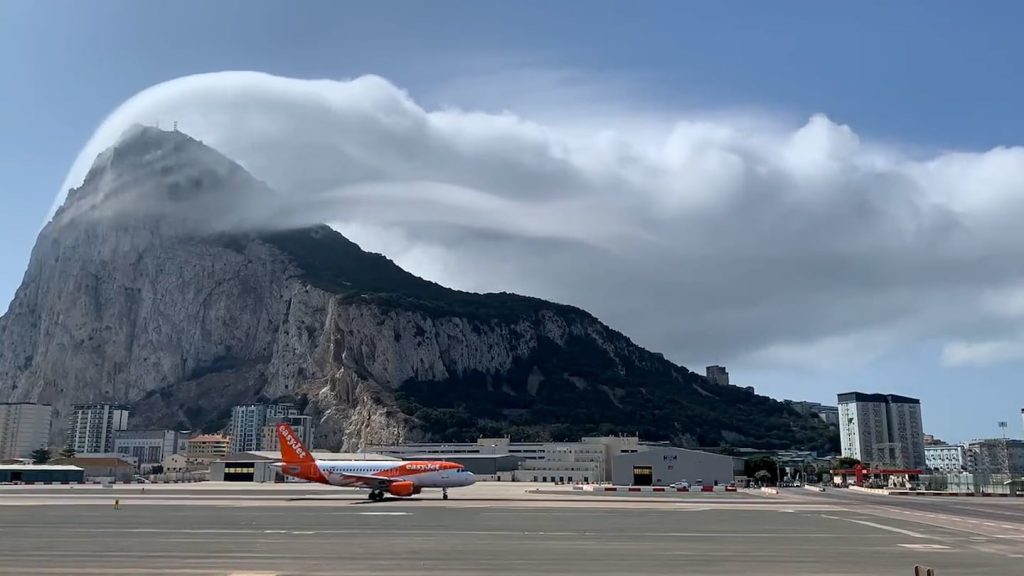 Levantwolk verschijnt boven de rots van Gibraltar