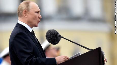De Russische president Vladimir Poetin houdt op 31 juli 2022 een toespraak ter gelegenheid van de Marinedag in Sint-Petersburg.