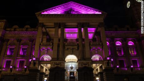 Het stadhuis van Melbourne kleurt roze op 9 augustus.