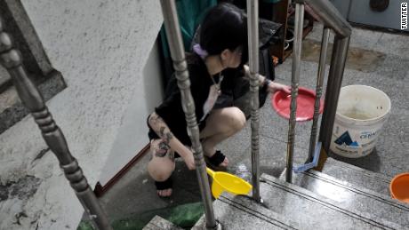 Een vrouw schept op 10 augustus water uit een ondergelopen kelderappartement en Seúl, Corea del Sur.