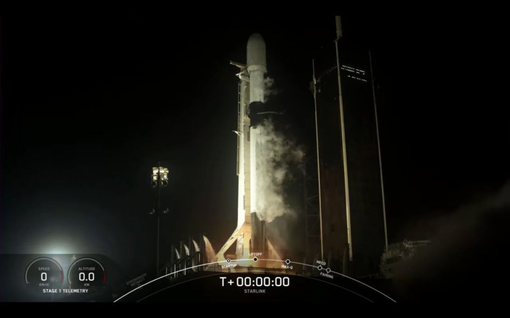 SpaceX lanceert 52 Starlink-satellieten, een op het land gestationeerde raket in de zee