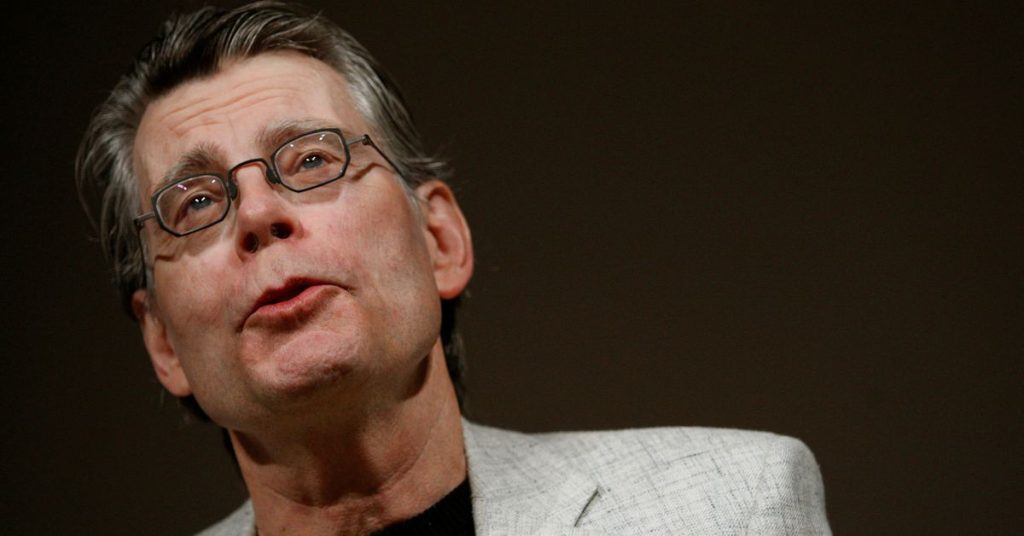 Stephen King zal toeslaan in het voordeel van de Amerikaanse regering in een zaak tegen het uitgeven van boeken en massale fusie