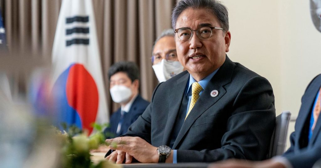 Tijdens zijn eerste bezoek aan China probeert de Zuid-Koreaanse minister van Buitenlandse Zaken Peking gerust te stellen over de Amerikaanse betrekkingen