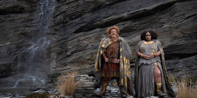 Deze afbeelding vrijgegeven door Amazon Studios toont Owen Arthur, links, en Sophia Numfit in een scène uit: "The Lord of the Rings: The Rings of Power."