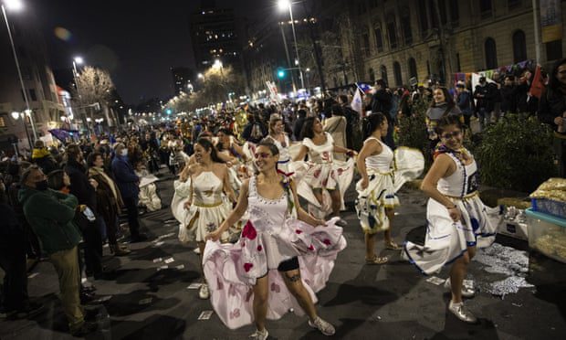 Dansers treden op als onderdeel van de afsluiting van de campagne voor aanhangers van de nieuwe grondwet, Santiago, 1 september 2022.