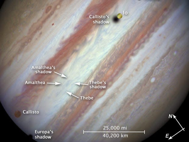 Hubble maakte een foto van zijn kleine maan, Amalthea.