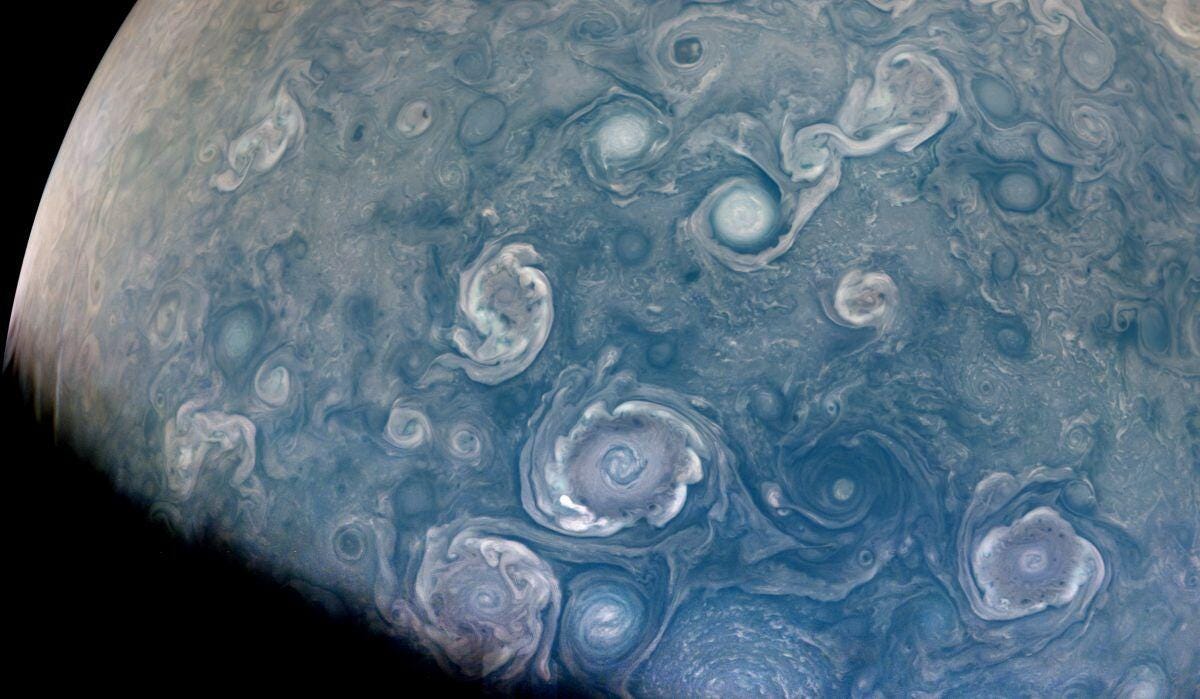 NASA-afbeelding van vortex-achtige wervels die gigantische stormen op Jupiter vertegenwoordigen.