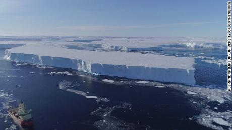 Het onderzoeksschip Nathaniel B Palmer van het Amerikaanse Antarctic Program opereert in 2019 in de buurt van de oostelijke ijsplaat bij Thwaites.