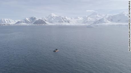 Een werkboot herstelt het autonome voertuig Rán in een van de fjorden van het Antarctisch Schiereiland tijdens de expeditie naar de Thwaites-gletsjer in 2019. 