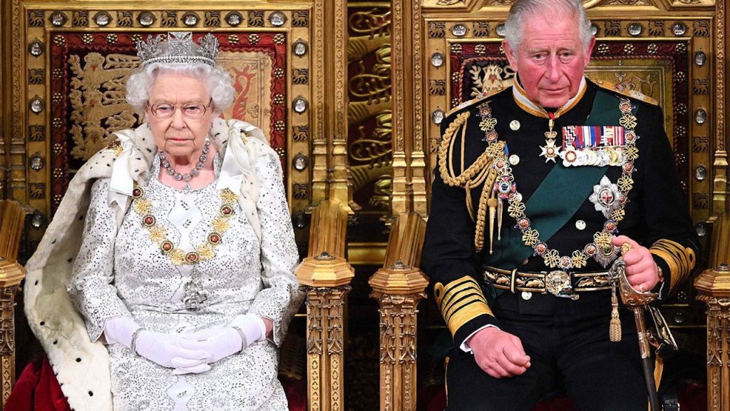Koning Charles III zal naar verwachting koningin Elizabeth vervangen op bankbiljetten en munten in een proces van twee jaar