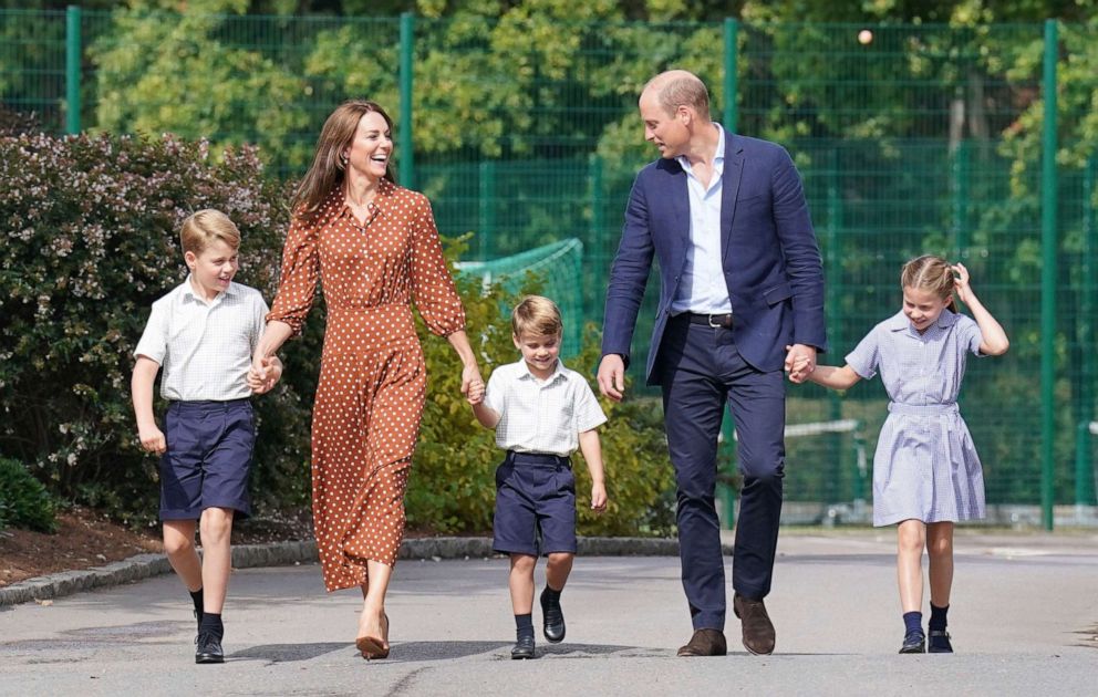 Foto: Van links naar rechts arriveren de Britse prins George, Kate, hertogin van Cambridge, prins Louis, prins William en prinses Charlotte voor de middagafwikkeling op Lambroke School, in de buurt van Ascot, Engeland, 7 september 2022. 