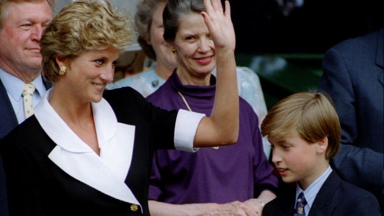 De prinses van Wales, vergezeld door haar zoon prins William, arriveert op Wimbledon Central Court voor de start van de finale van het damesenkelspel op 2 juli.