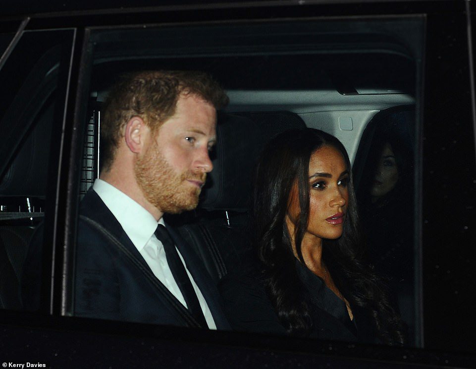 Auto met prins Harry, hertog van Sussex en Meghan, hertogin van Sussex rijdt richting Buckingham Palace