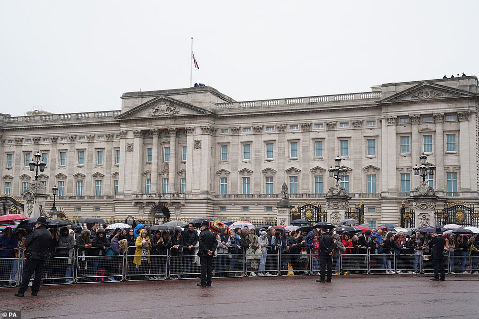 Menigten verzamelen zich buiten Buckingham Palace, wachtend op de kist van de koningin