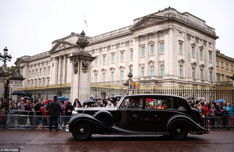 Koning Charles en koningin Camilla komen aan bij Buckingham Palace