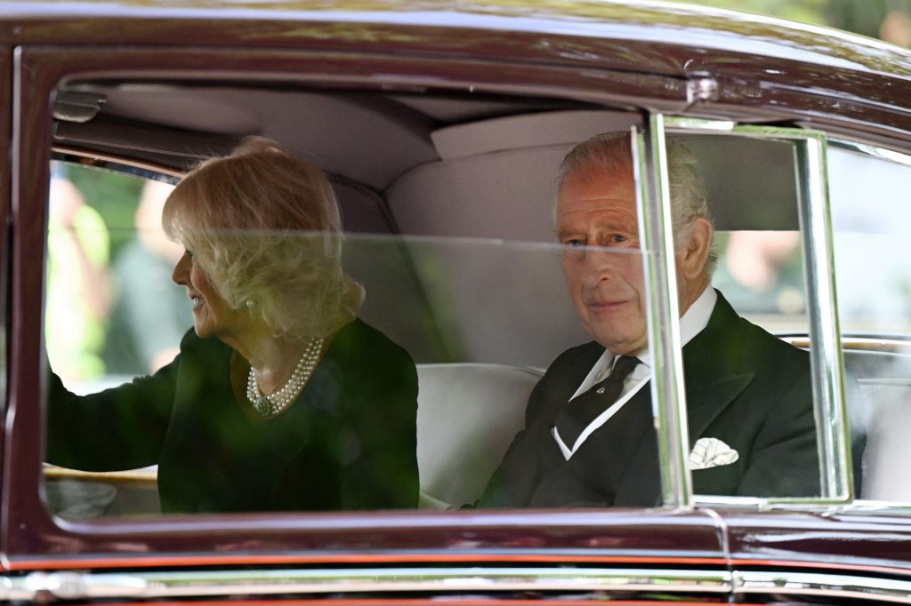 Koning Charles III en koningin-gemaal Camilla verlaten maandag Clarence House.