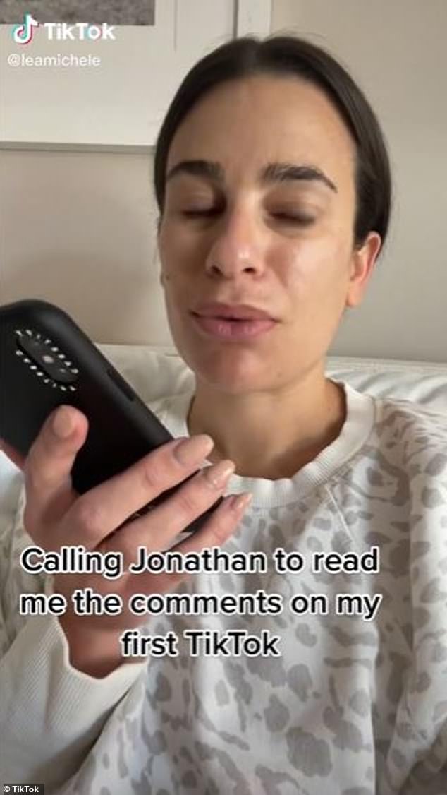 Met een beetje hulp van haar vriend: in de clip gebruikte de 36-jarige actrice een audioclip van The Kardashians en voegde een tekstafbeelding toe aan haar bericht waarin stond: 