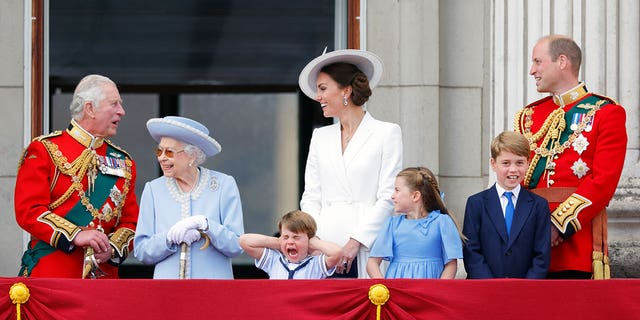 (LR) Toen-prins Charles poseert in juni op het balkon van Buckingham Palace met koningin Elizabeth II, prins Louis, Kate Middleton, prinses Charlotte, prins George en prins William terwijl ze hun platina-jubileum viert. 