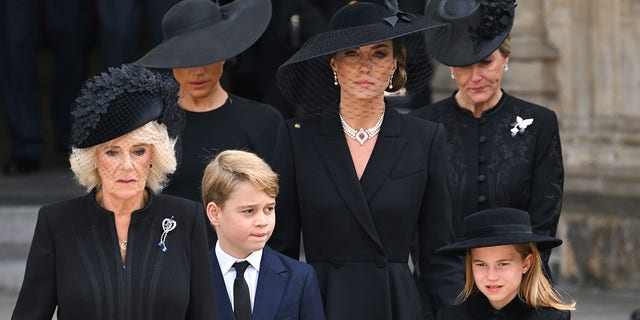 (LR) Camilla, Koningin Consort, Meghan, Hertogin van Sussex, Prins George van Wales, Catherine, Prinses van Wales, Prinses Charlotte van Wales en Sophie, Gravin van Wessex tijdens de staatsbegrafenis van Koningin Elizabeth II in Westminster Abbey op 19 september, 2022 in Londen. 