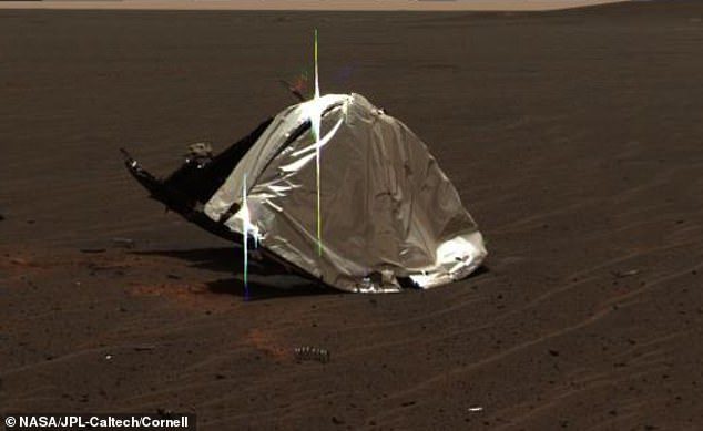 Opportunity stierf voor NASA nu op Mars, maar het stuurde een foto van zijn hitteschild in 2004, samen met puin dat enkele kilometers over de aarde verspreid was.