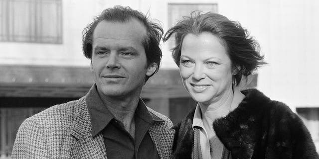 Jack Nicholson en Louise Fletcher poseren voor fotografen buiten het Dorchester Hotel om hun nieuwe film One Flew Over the Cuckoo's Nest, 9 februari 1976, te promoten. 