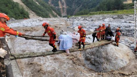 Reddingswerkers dragen de gewonden in Luoding County, Ganzi County, Provincie Sichuan, China, 5 september 2022.