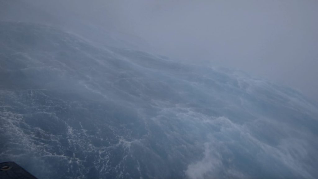 Bekijk surfbeelden van orkaan Fiona vanaf de top van een 15 meter hoge golf