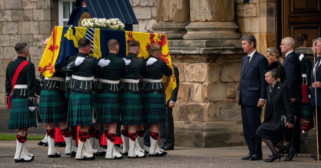 Doodskist van koningin Elizabeth arriveert in Edinburgh terwijl rouwenden langs de straten lopen
