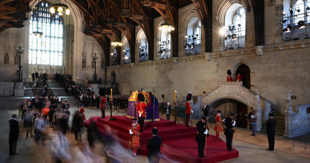 Een man gearresteerd in Westminster Hall terwijl koningin Elizabeth II opgebaard ligt