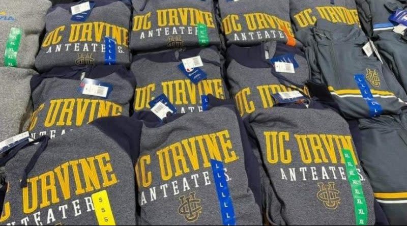 Het UC Irvine pullover sweatshirt van Costco is een gewild item onder studenten geworden