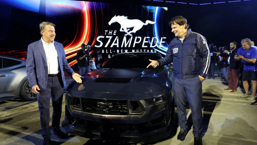 Jim Farley, CEO van Ford, onthult waarom de Mustang 2024 op gas zal blijven rijden