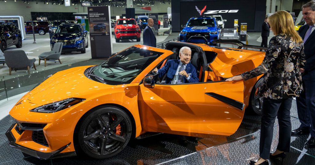 Op de Detroit Auto Show kondigde Biden geld aan voor laadstations