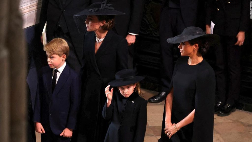 Prins George en prinses Charlotte lopen in de rouwstoet van de koningin